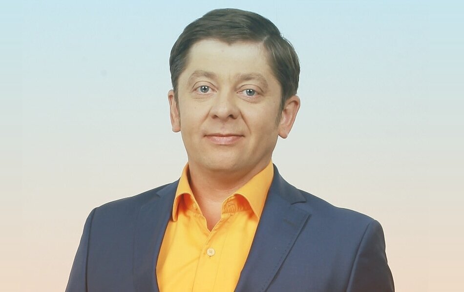 Дмитрий Владиславович Брекоткин , российский актёр кино и телевидения, телеведущий. Участник команды КВН, а впоследствии творческого коллектива «Уральские пельмени». 