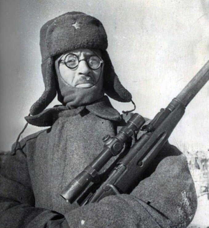 Снайпер 13 гвардейской стрелковой дивизии, профессор, прибывший из г. Кзыл-Орда. Сталинград, январь 1943 года.