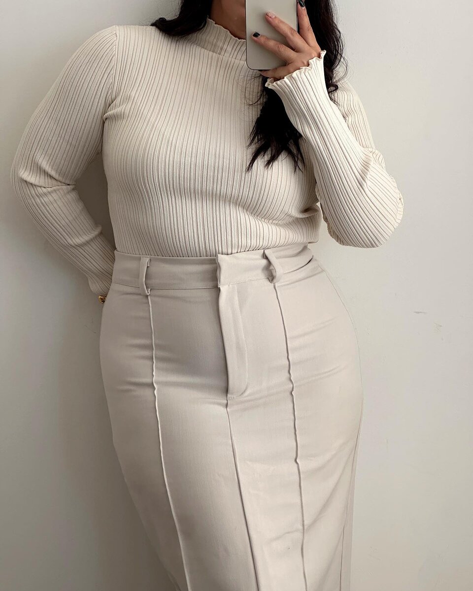 ✅ Пример корректного кроя юбки, которая красиво подаст дугу бедра. 