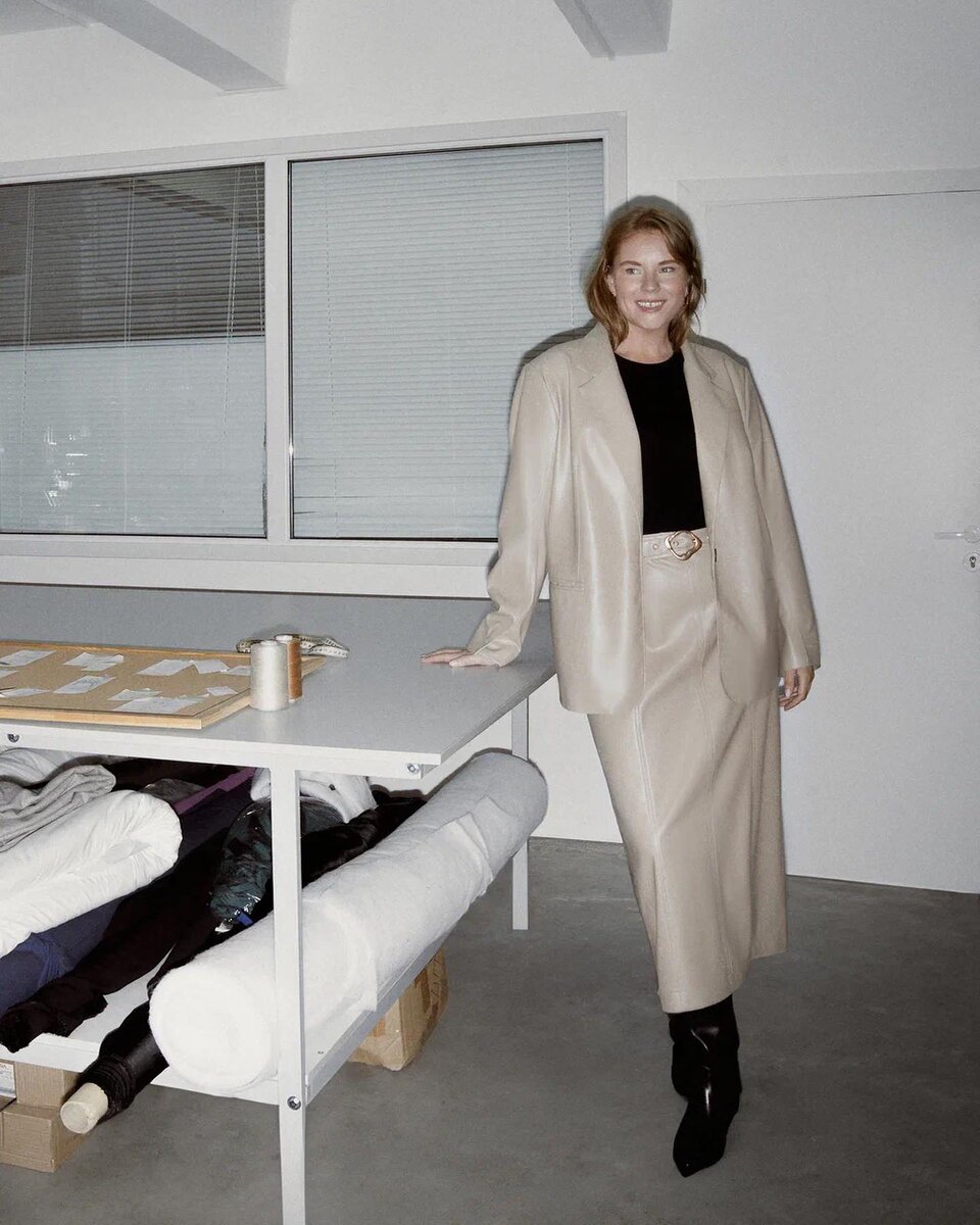 Жилкование листа липы. Липа мелколистная листок. Пильчатый край листовой пластинки. Листики деревьев. Прилистник черешок основание листа.