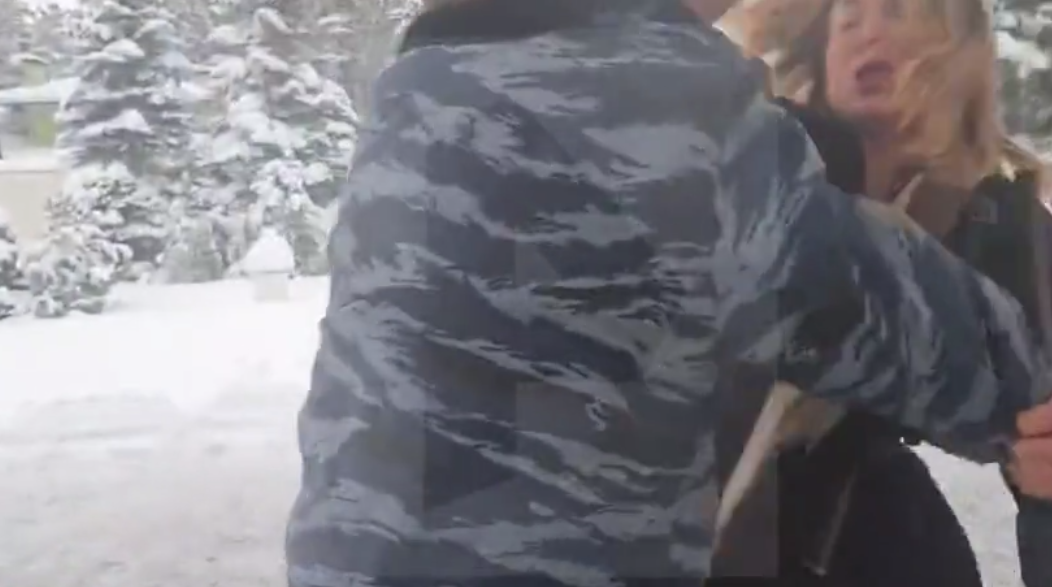 орут друг на друга. неожиданная агрессия. конфликтный человек. сбивайте агрессию неожиданными приемами. коммуникация между людьми.