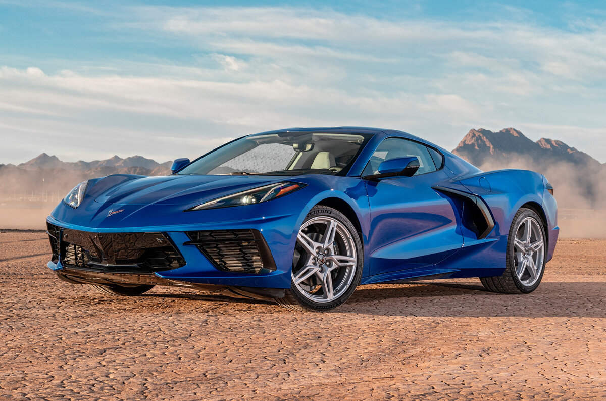    ### Chevrolet Corvette Stingray C8 Современный «Корвет» — это совсем не то, к чему привыкли поколения преданных адептов модели: актуальное восьмое поколение впервые сменило классическую компоновку на среднемоторную. В базовом исполнении устанавливается 6,2-литровая нижневальная «восьмёрка» LT2 мощностью до 502 л.с.   
Chevrolet