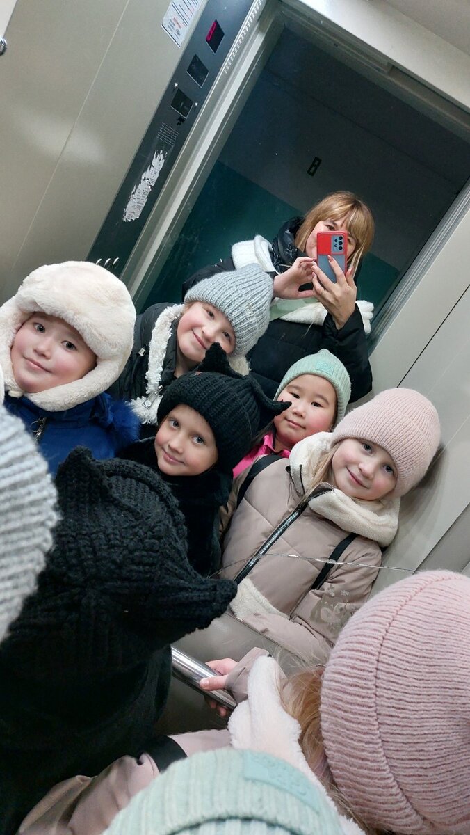 Понять девушку картинка. Девушка танцует под дождем. Мужчина и женщина цитаты. Каждая девочка поймет. Девочки поймут мем.