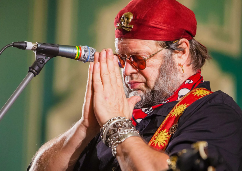 Геннадий уфа. 12 жизней фильм. Владимир киселев земляне фото. Основатель ансамбля. Основатель ансамбля.