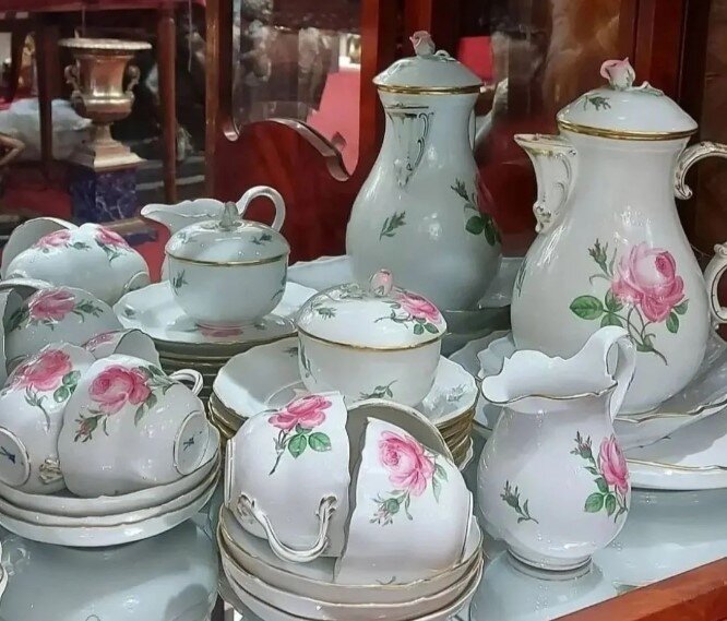 Это Meissen. Германия. Роспись. Фарфор. Два скрещённых меча.