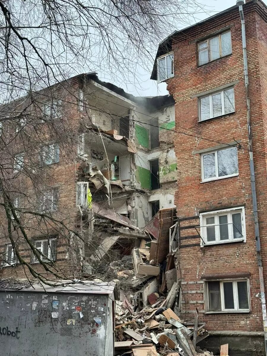 В Ростове-на-Дону обрушился подъезд жилого дома: жильцов эвакуировали |  НОВЫЕ ИЗВЕСТИЯ | Дзен