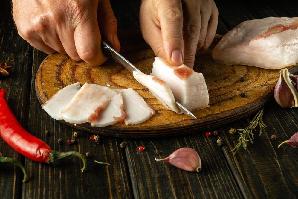 Shutterstock📷Под салом подразумевается только свиной жир, при этом с точки зрения продукта — самого куска сала — оно бывает боковое, спинное, брюшное, пашина