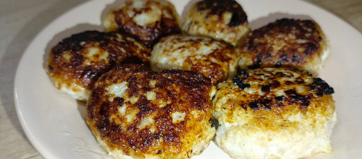 жареное филе курицы. куриное филе в молоке. грудка в молоке на сковороде. куриная грудка жареная на сковороде. грудка в молоке на сковороде.