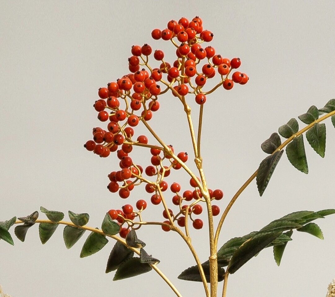 Букет с тысячелистником и рябиной. Манфред Вильд. Фрагмент.