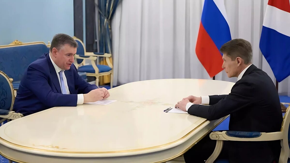     Лидер Либерально-демократической партии России Леонид Слуцкий уже успел встретиться с губернатором региона Олегом Кожемяко. В программе визита главы партии также посещение детского центра «Океан», разговоры с сотрудниками ВМТП, представителями местного бизнеса и членами реготделения партии.