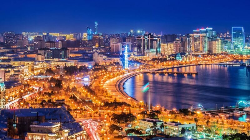 Баку набережная здания. Варламов баку. Баку с высоты птичьего полета. Как понять баку. Азербайджана флейм тауэрс баку.