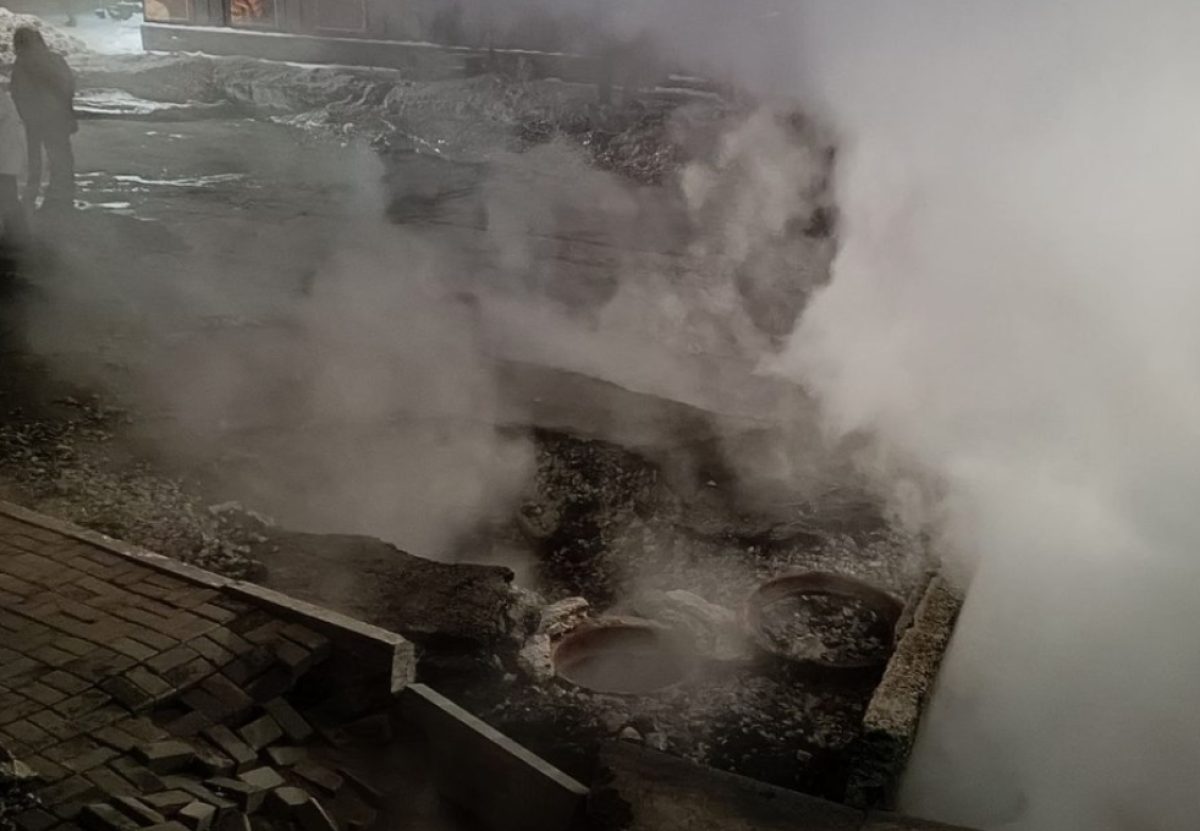    Трубу на Лазурной улице после коммунального ЧП закопают к марту