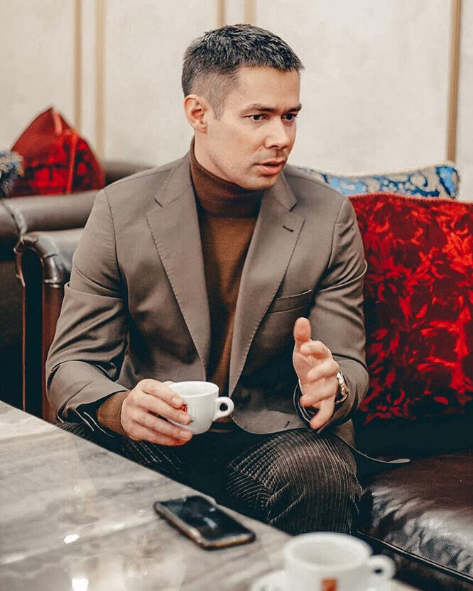 Шкаф для одежды. Женщина с кучей одежды. Мужчина выбирает одежду. Вещи для детей. Женщина с кучей одежды.