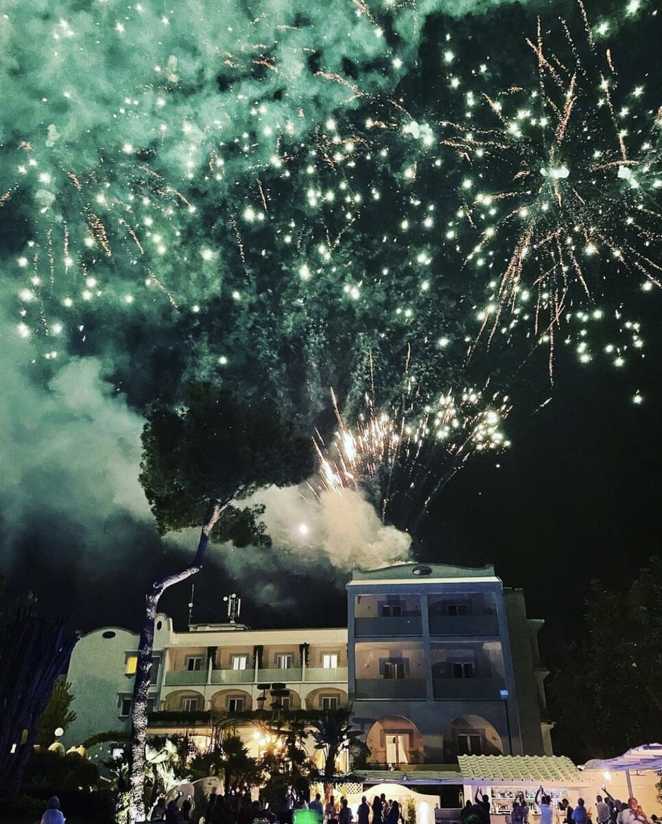 Отметить соединения в элементах букв. Следует подчеркнуть. Что значит позиция автора. Сочинение на тему деления людей на бедных и богатых. Отметим мем.