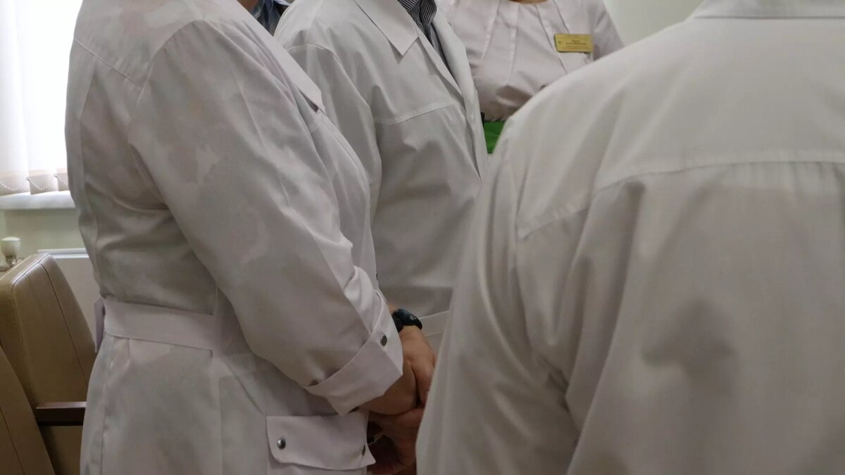     Тюменские чиновники пояснили, по какой причине в деревне Якуши фельдшерско-акушерский пункт перешел на новый график работы. Напомним, с понедельника по субботу медучреждение не работало, а в воскресенье в ФАПе был выходной. Аналогичная ситуация сложилась и в деревне Криводанова.