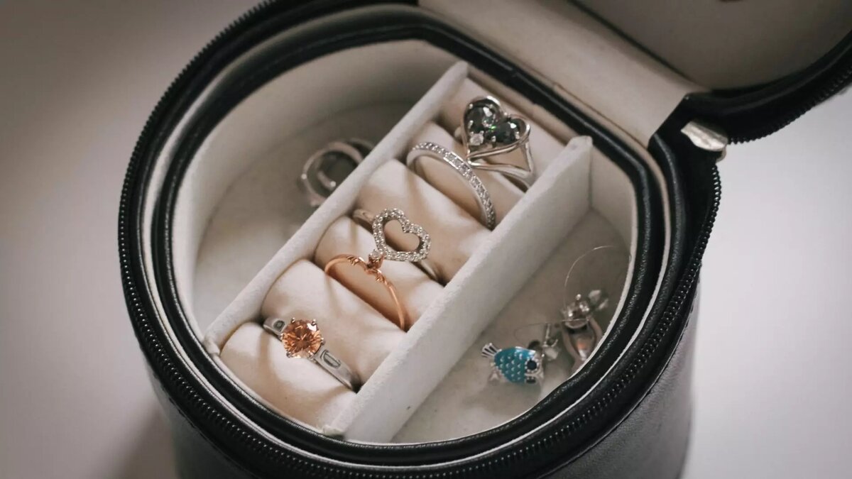     В турецком городе Мерсин в жилых комплексах с русскоговорящими жильцами произошла серия краж. Первое ограбление произошло в мае прошлого года. Сейчас на счету грабителей более 50 квартир, из которых они вынесли по меньшей мере 1,5 млн долларов. Судя по видео, орудует банда, в которую входят девушки.