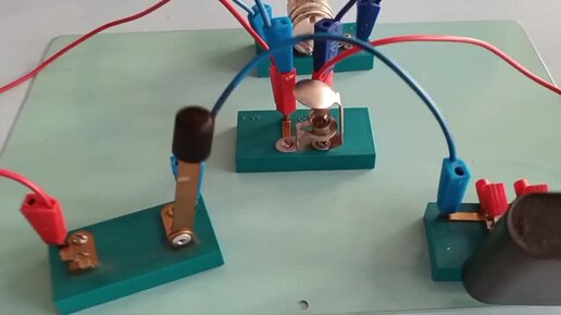 Подключить два источника напряжения параллельно. Параллельное соединение источников тока формула. Подключить два источника напряжения параллельно. Последовательное соединение источников тока схемы формулы. Подключить два источника напряжения параллельно.