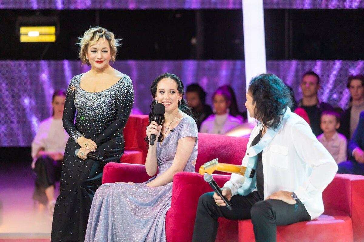 Татьяна Буланова и Виктор Зинчук общаются с Полиной Сизовой