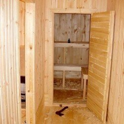 В любой бане есть несколько помещений, которые делают различные функции, поэтому для ограждения каждого нужна будет своя дверь. Дверей в помещении бане должно быть хотя бы две: входная и из парилки в специальную комнату отдыха.