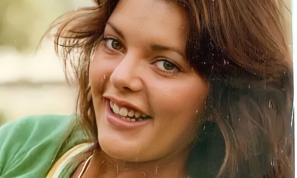 обои где девочки. девочка в саду. дети улицы. девочка. страх перед неизвестностью.