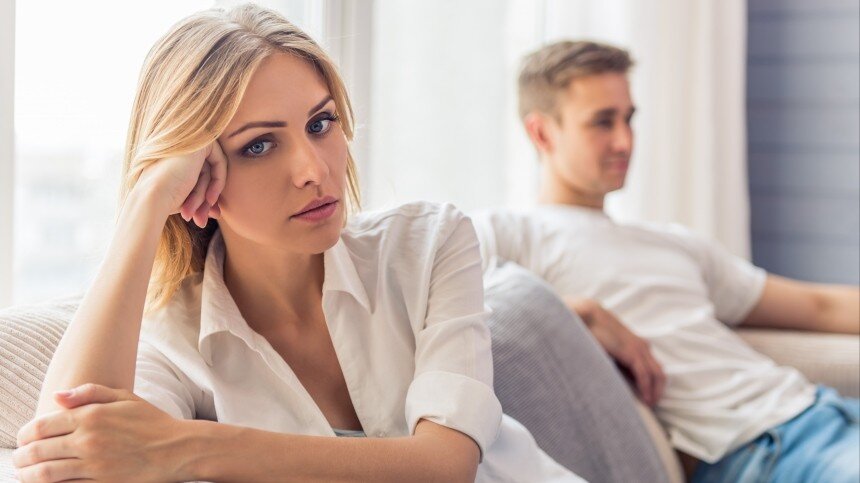 Парень быстро отвечает. Человек с вопросом. Люди которые не отвечают на смс. Мужские проблемы. Парень быстро отвечает.