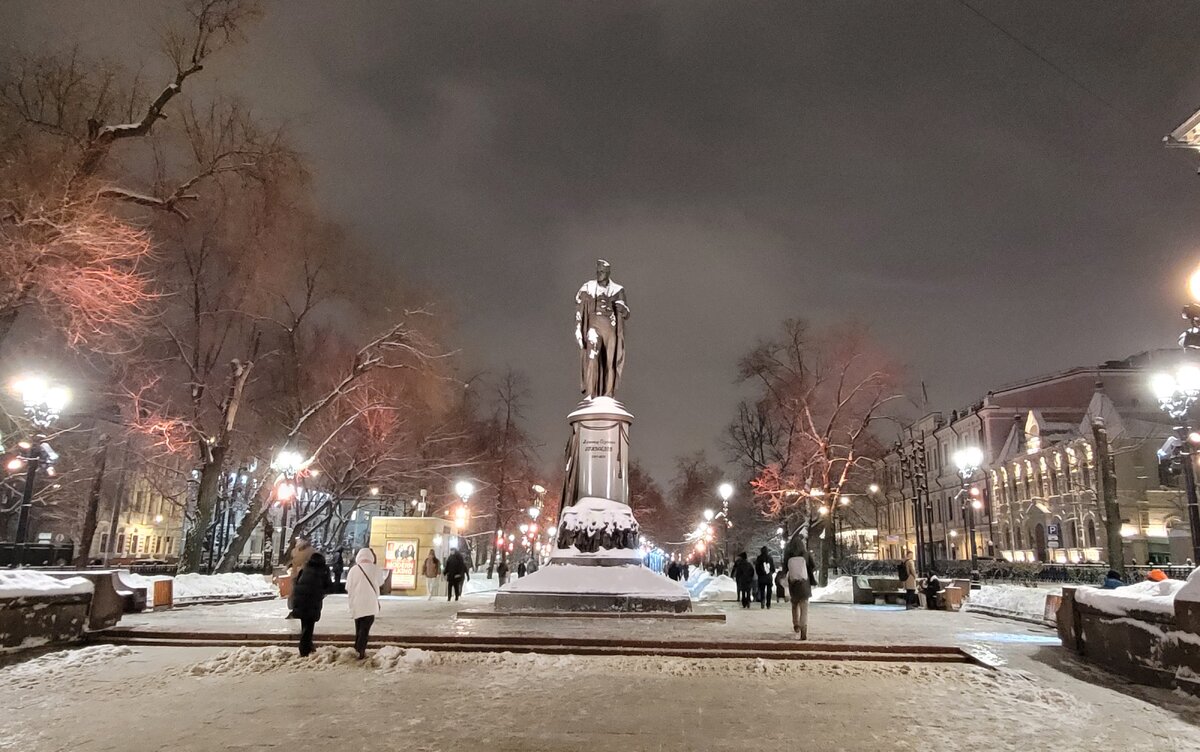 Памятник  А.С. Грибоедову напротив выхода из метро "Чистые пруды"