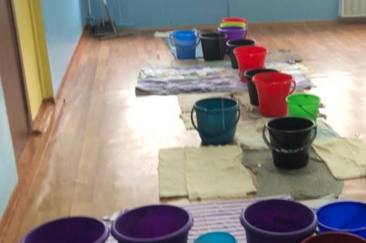    В школе на Камчатке из-за протекающей крыши на полу расставили ведра