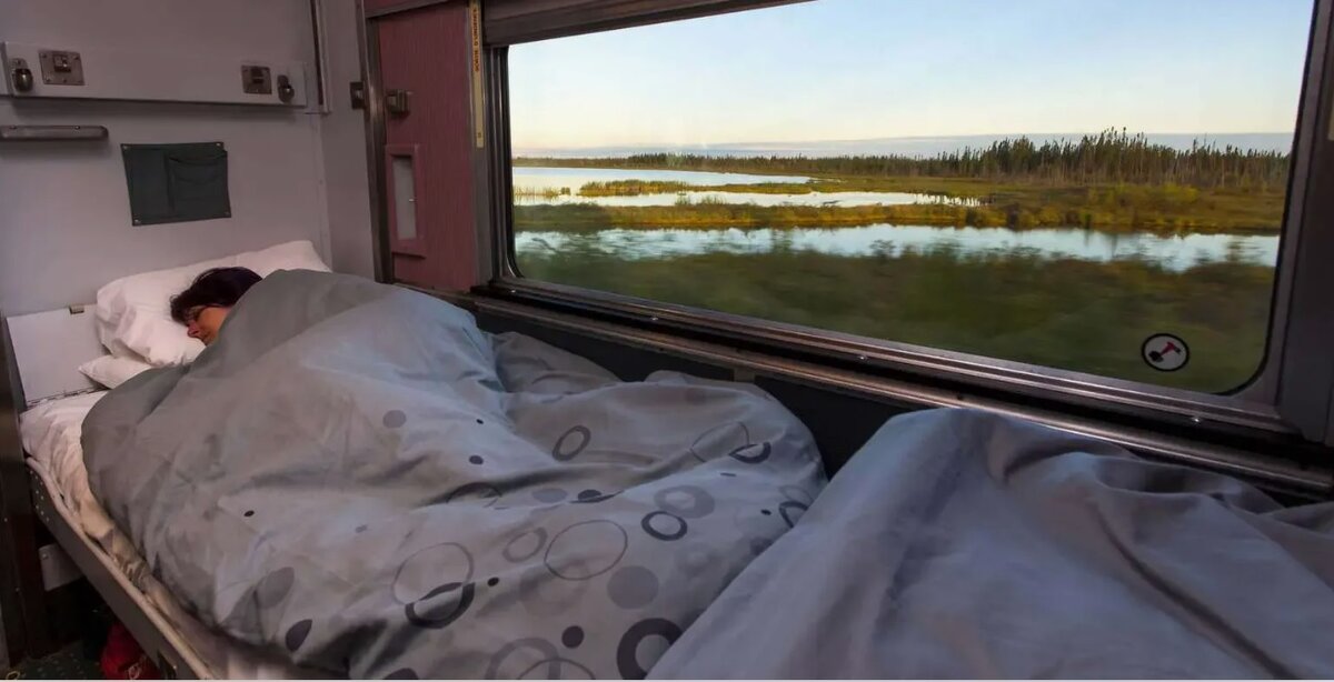 Даже симпатичная попутчица может отравить своим храпом поездку соседям по купе