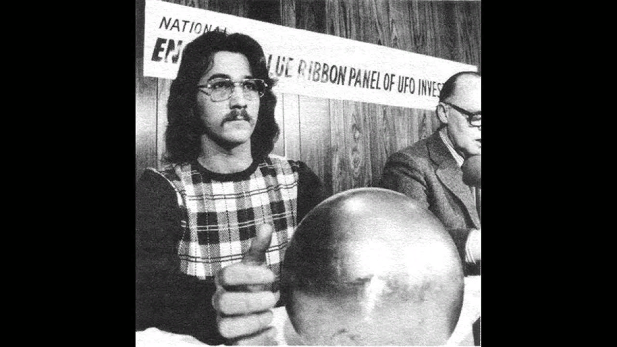 руль и приборная панель. женщина за рулем. Play smart 7044. выкручивание руля. поворачивает руль.