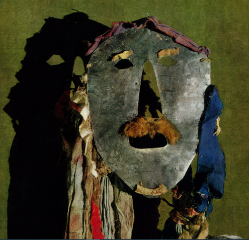 Шаманская маска. Забайкальские эвенки. Начало XX в. Листовое железо, мех, ткань.  Высота 20 см. Музей антропологии и этнографии АН СССР. Источник изображения: Иванов С.В. Маски народов Сибири. 1975. Фотографии.pdf  