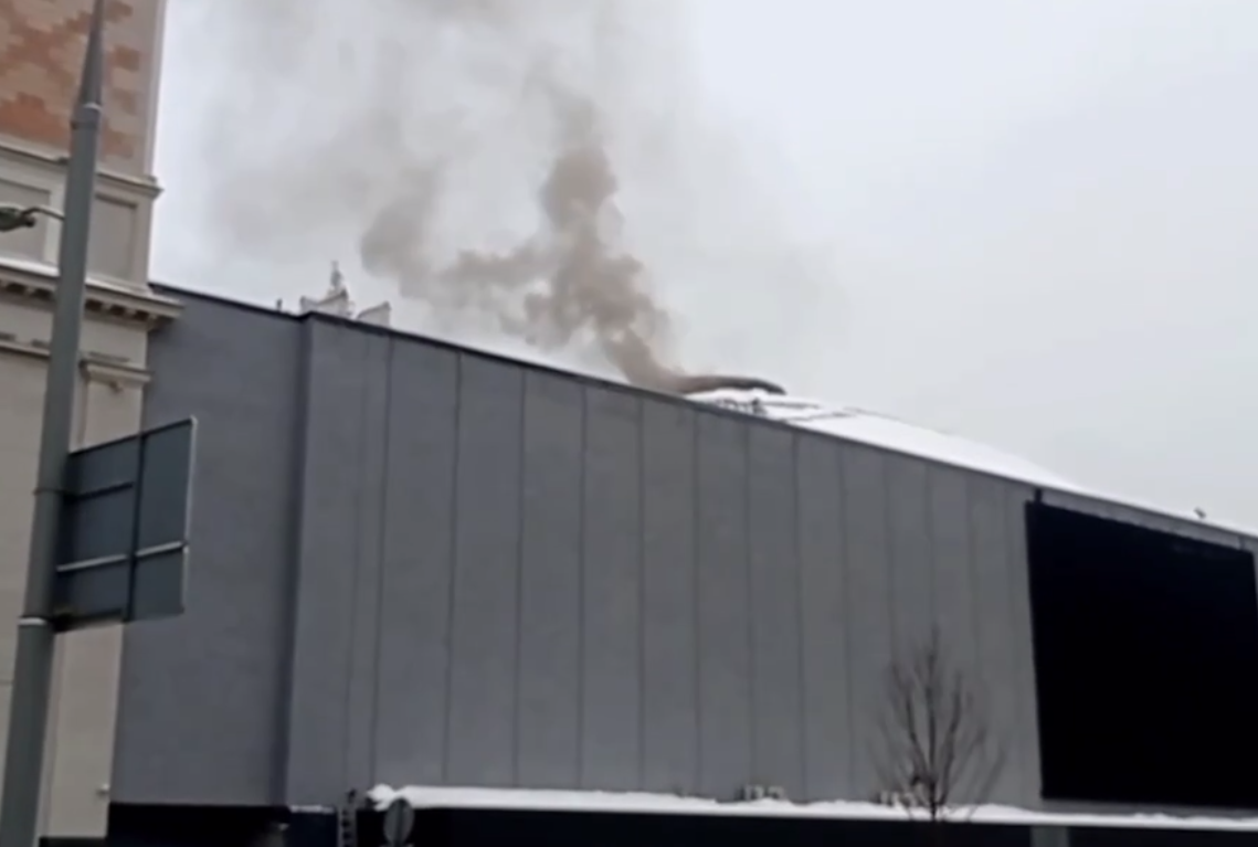 дом с трубой. красивый дымоход. дымит печь в бане. идет дым из котла. прочистка дымохода от сажи вертикального лючок.