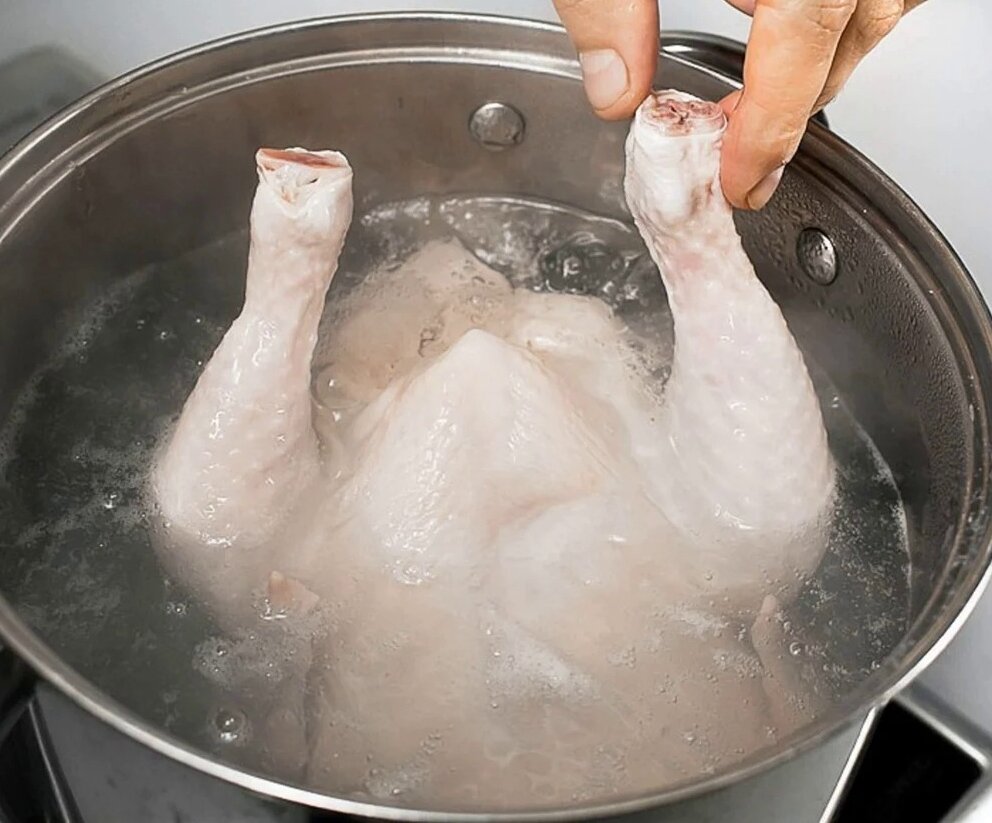 Сколько размораживать курицу. Разморозка курицы в воде. Размороженная курица фото. Разморозка курицы в микроволновке.