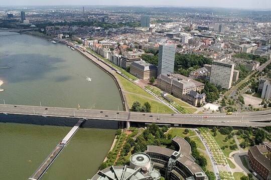    В Дюссельдорфе 100 тысяч человек вышли на акцию против правого экстремизма