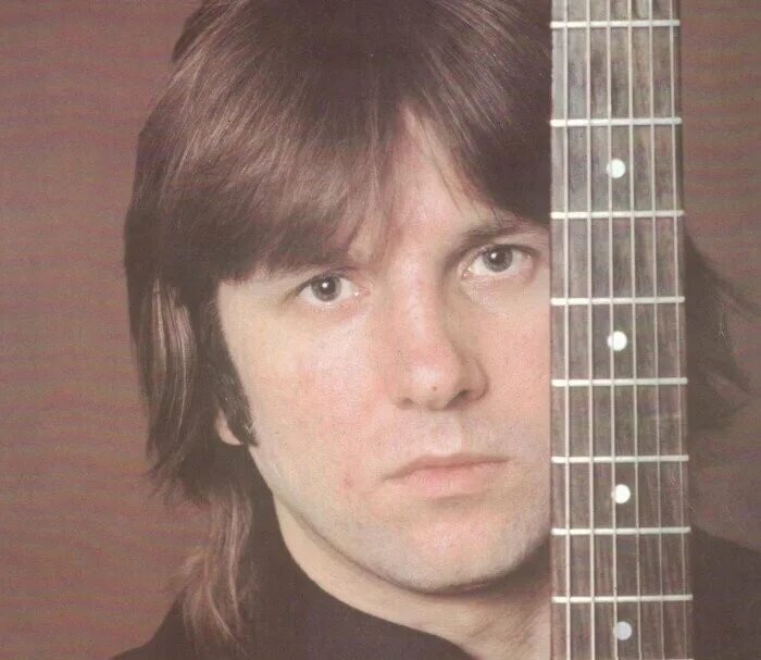 Патефон. Фотосет с виниловыми пластинками. Девушка слушает радиоприемник. Фото девушка слушает радио. Человек с патефоном.