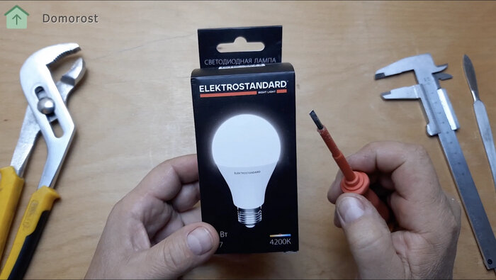 лампа накала. светодиодные лампы 220 вольт. лампа накаливания (электрическая мощность 65 w). тестирование лампы. энергосберегающие лампочки.