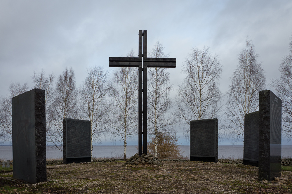 Коростынь, Новгородской области, берег озера Ильмень. Немецкое захоронение времен Великой Отечественной. Сюда дошли за месяц, а вот обратно - никогда.