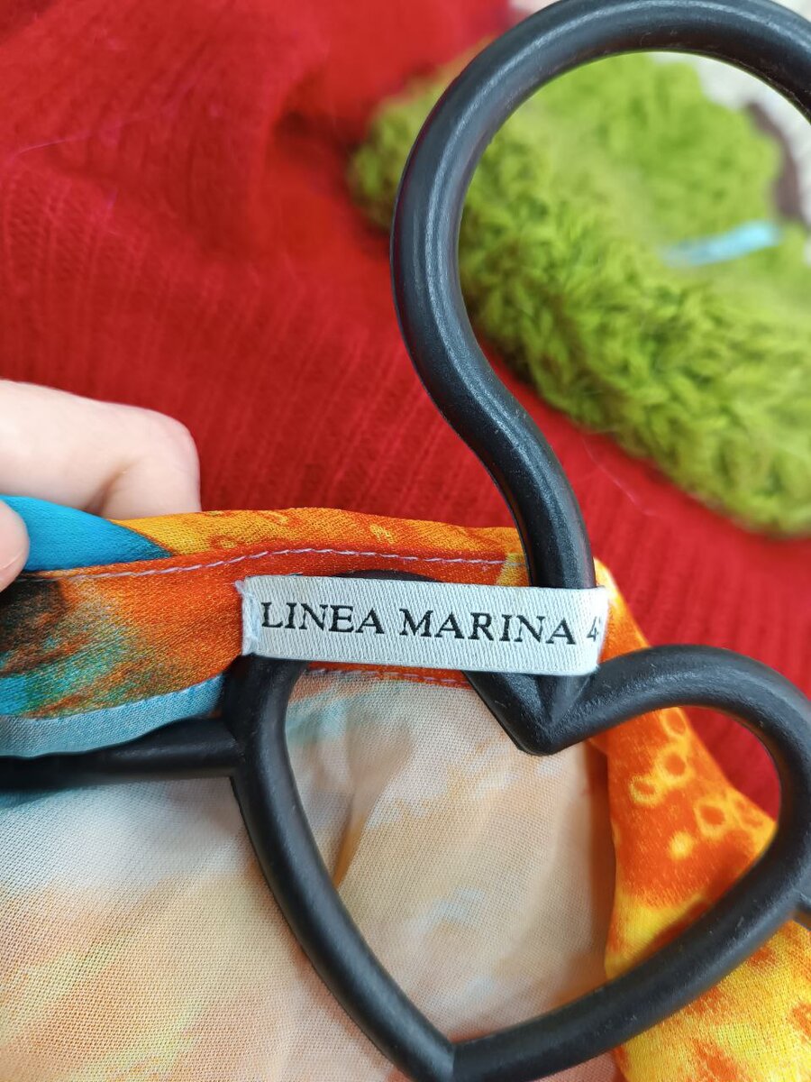 Мытье посуды ручным. Помыть стены. Моет стену. Убирается в ванной. Мытье тарелки.