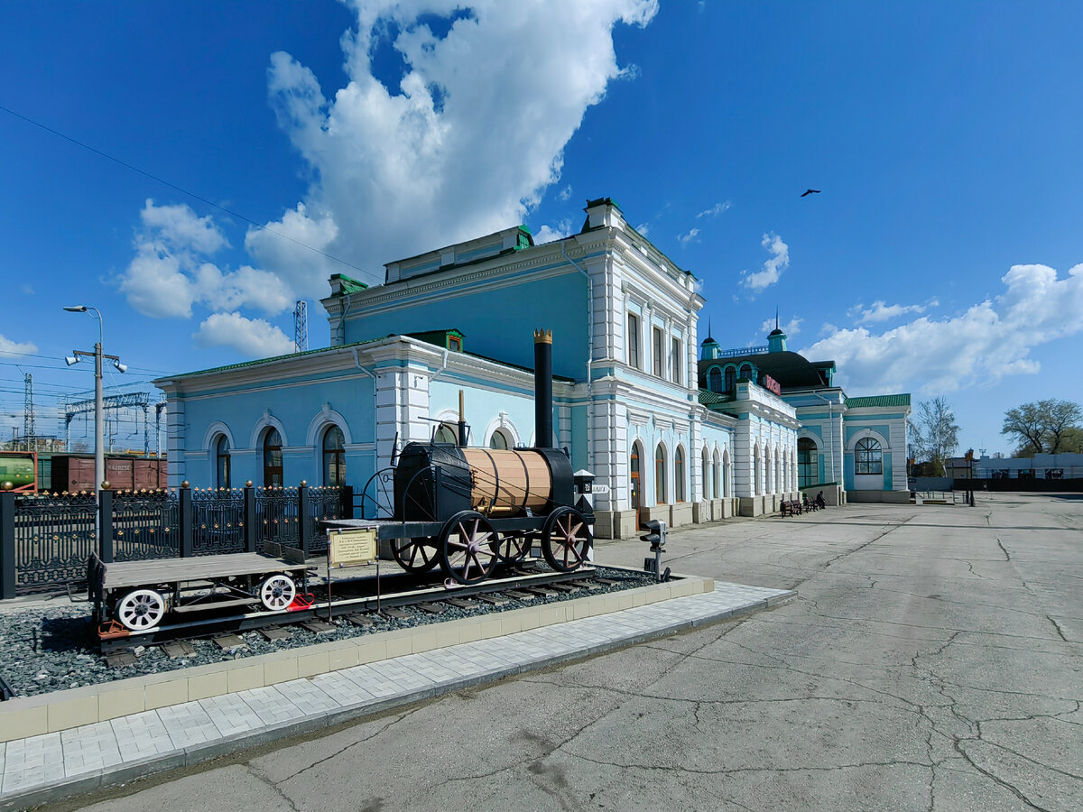 Фасад жд вокзала. Здание железнодорожного вокзала курск. Здания бывшего железнодорожного вокзала. Здания бывшего железнодорожного вокзала. Питер балтийский варшавский вокзал.