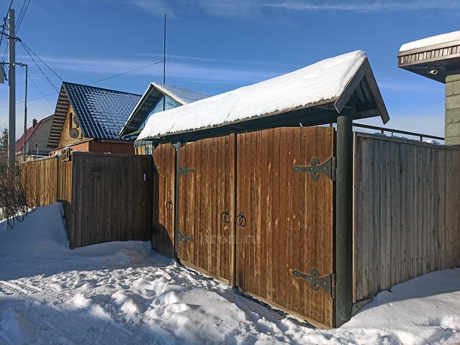 Владельцы одного из домов на улице 9 Января обновили  старые ворота