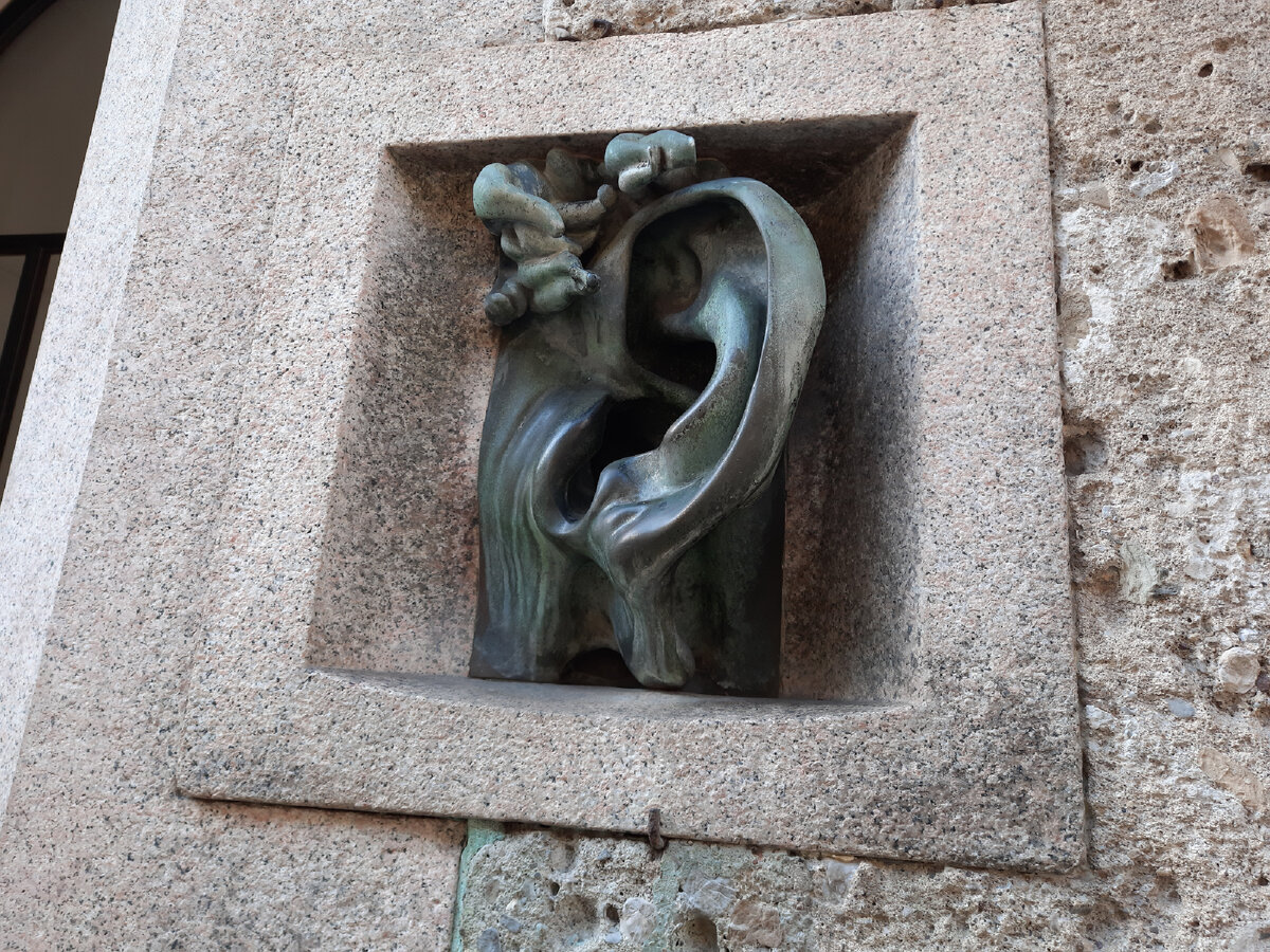 Старинный домофон в форме уха является произведением искусства. Это был первый действующий домофон в Милане и расположен он на via Serbelloni, 10, на доме Casa Sola Busca. Автор Адольфо Вильдт создал ухо в тридцатых годах прошлого века. 