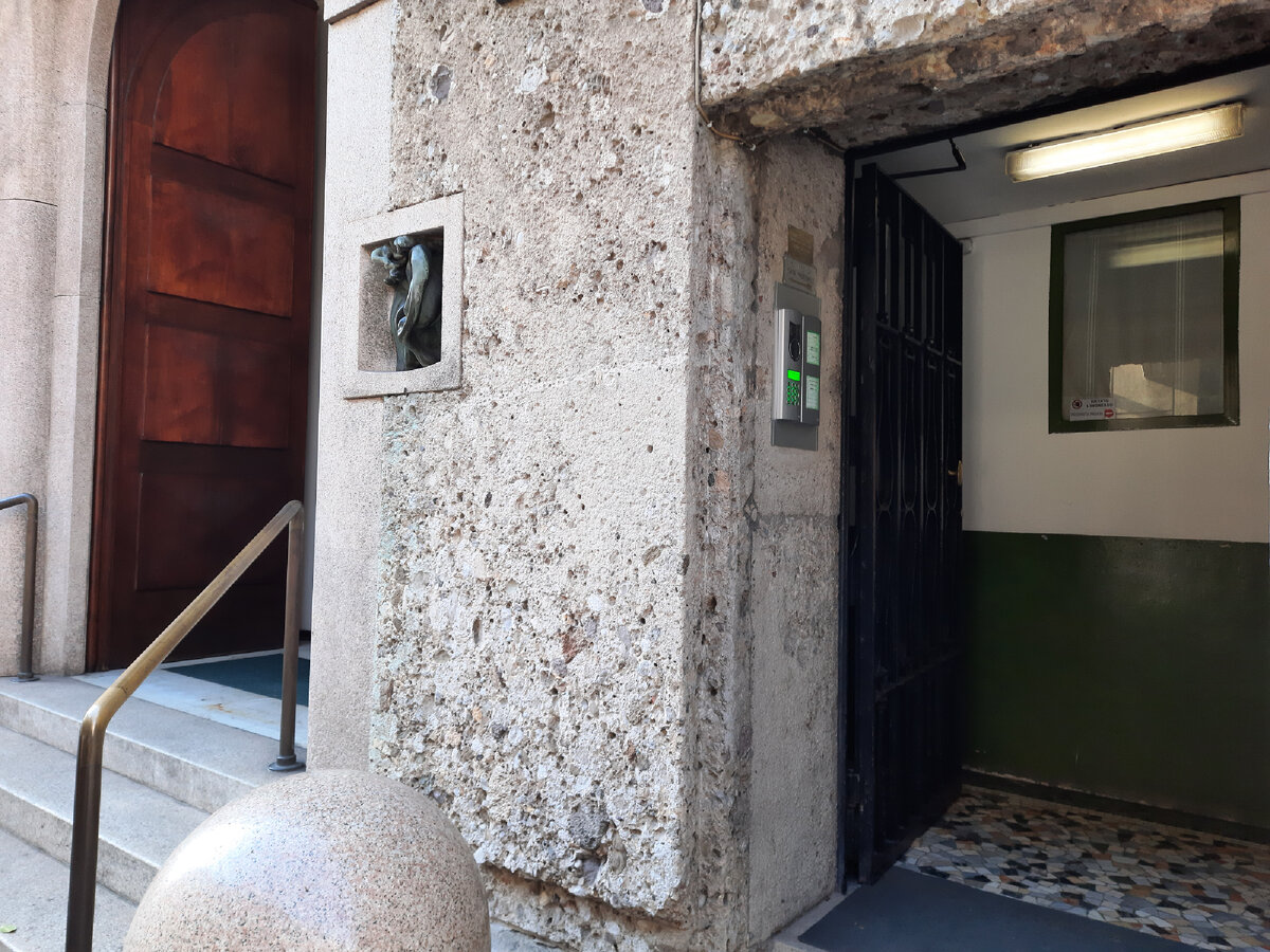 Рядом с ухом есть обычный домофон. Так что прогресс избавил посетителей от криков в ухо. 