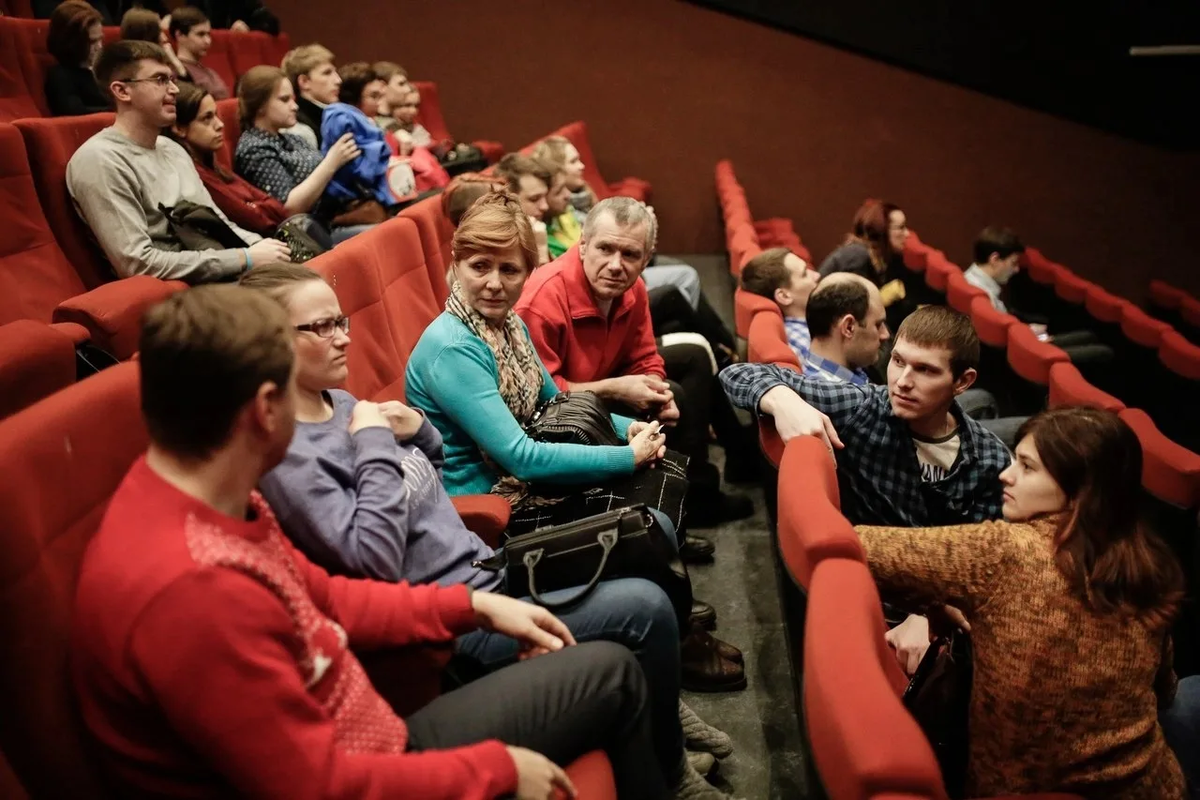 зрители в зале смеются. зрители на мюзикле в москве. люди в кинотеатре. организация фестиваля. впечатление на зрителей.