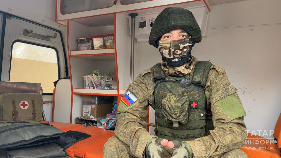 ​Боец-медик с позывным Фарас: «Этот автомобиль скорой помощи предоставило нам Министерство обороны РФ, чтобы все необходимое для выполнения боевых задач было всегда под рукой» Фото: © Равиль Мукменов / «Татар-информ»