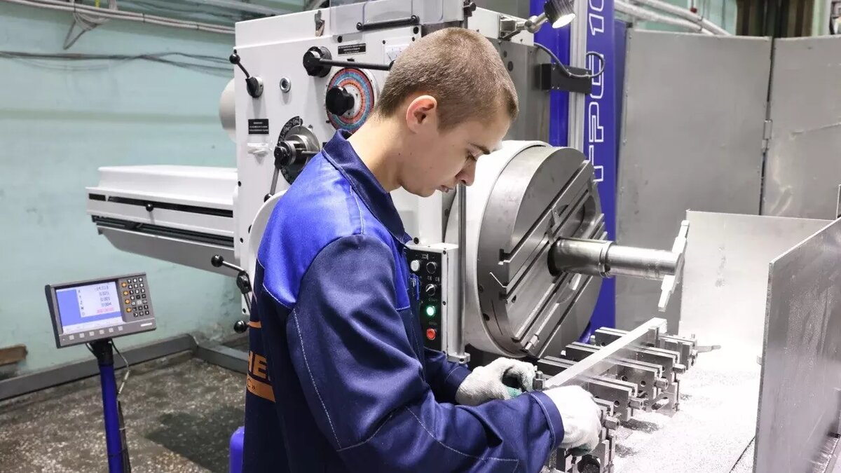     Безрадостные новости о подготовки в стране рабочих рук для заводов. Вузы не готовят практически никаких кадров для реального производства и ВПК. В чем причины и можно ли это исправить?