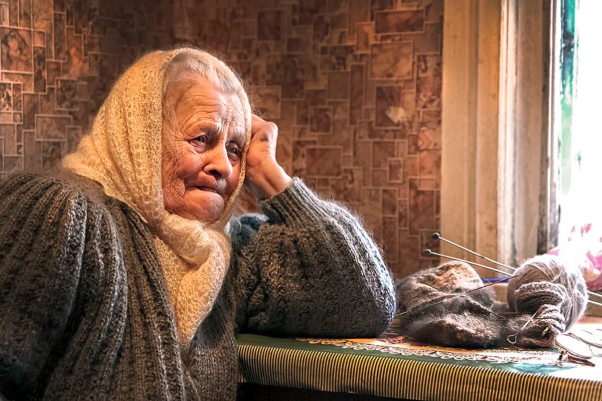 Бабушка скучала по нам. Грустная бабушка. Бабушка плачет. Старенькая бабушка. Старая мама.