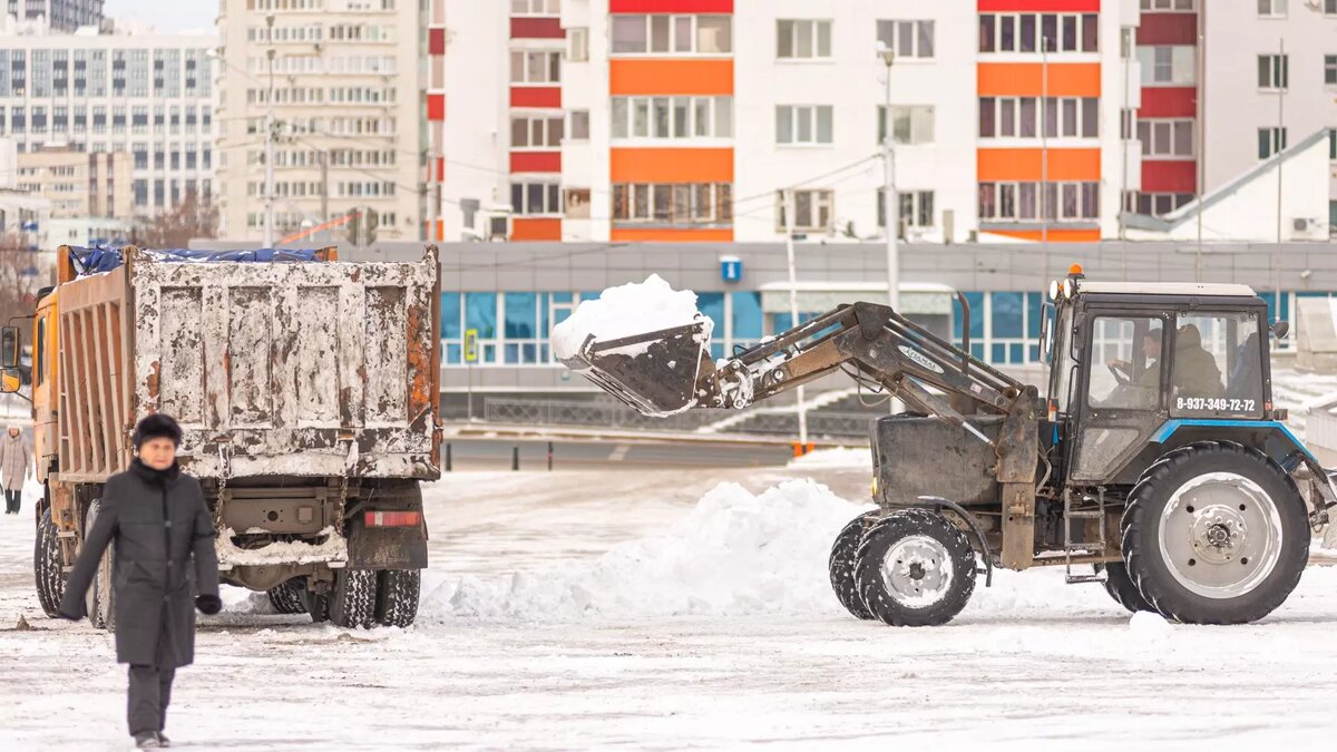 В Чистополе едва не избили тракториста из-за уборки дороги | inkazan.ru |  Дзен