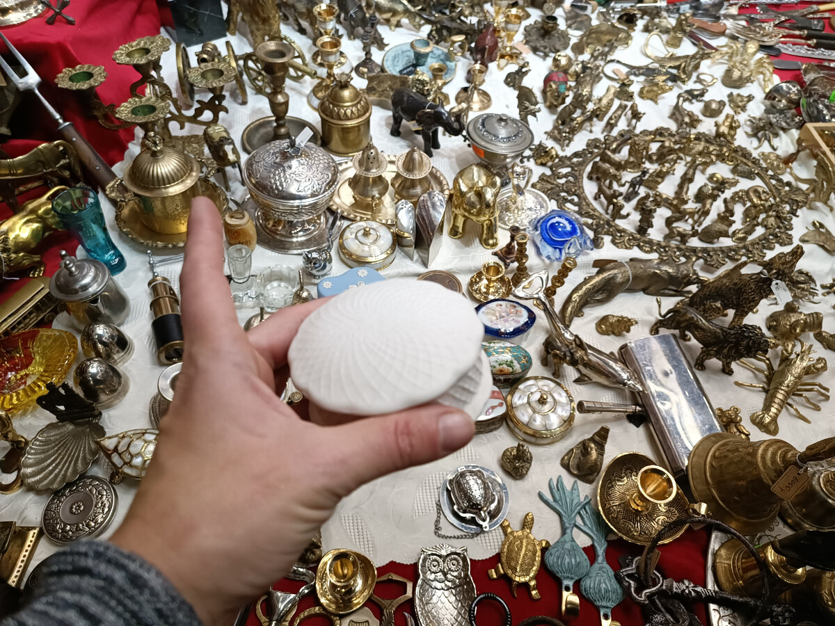 Продавец новогоднего. Выкладка игрушек на ярмарке. Зимняя фотосессия в гум ярмарке для двоих. Продавец новогоднего. Новогодняя ярмарка москва дети.