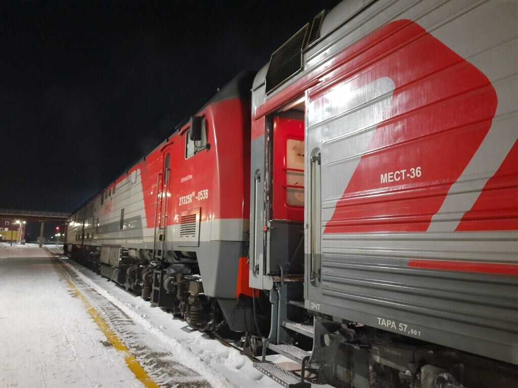 Поезд №217/218 Петербург – Москва с тепловозом 2ТЭ25КМ-0536 на станции Великие Луки