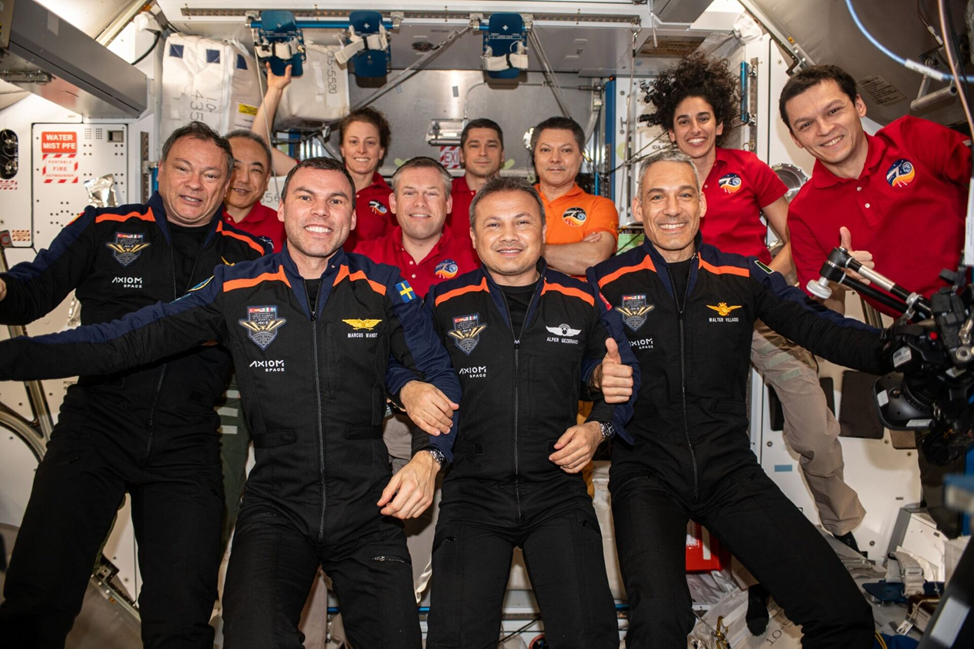 Совместный экипаж на борту МКС. Фото: nasa.blog.com