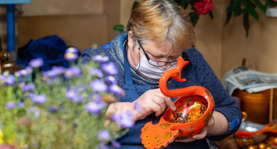 Мужчина в офисе домашнее. Как стать самозанятым схема. Работающий человек может быть самозанятым. Успешный фрилансер. Самозанятый.